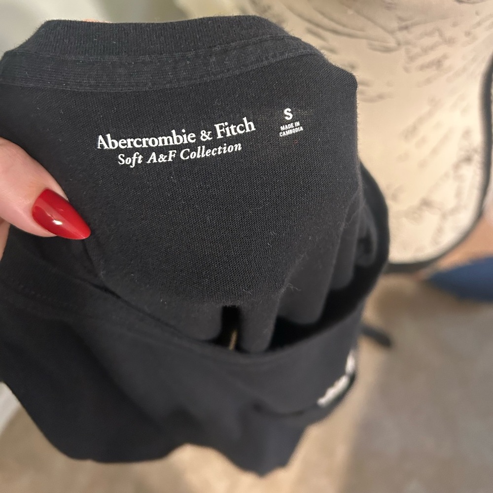 A&F Daisy Pocket Crew T-shirt - Picture 4 of 4